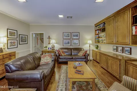 Living - 6 Heritage Ct, Jackson, MS 39211 photo 7 of 8