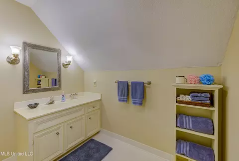 Bath - 6 Heritage Ct, Jackson, MS 39211 photo 8 of 12