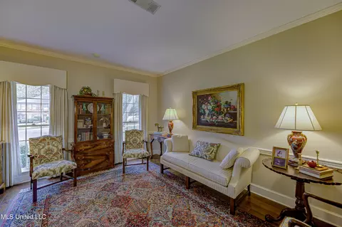Living - 6 Heritage Ct, Jackson, MS 39211 photo 2 of 8