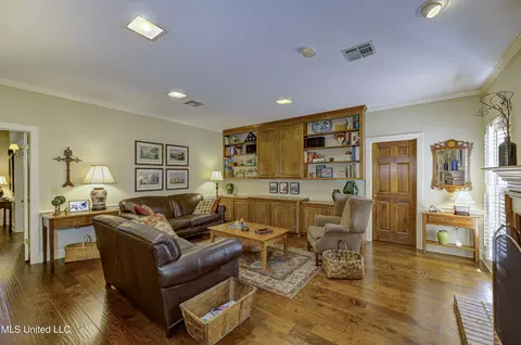 Living - 6 Heritage Ct, Jackson, MS 39211 photo 5 of 8