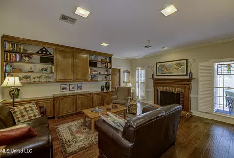 Living - 6 Heritage Ct, Jackson, MS 39211 photo 8 of 8