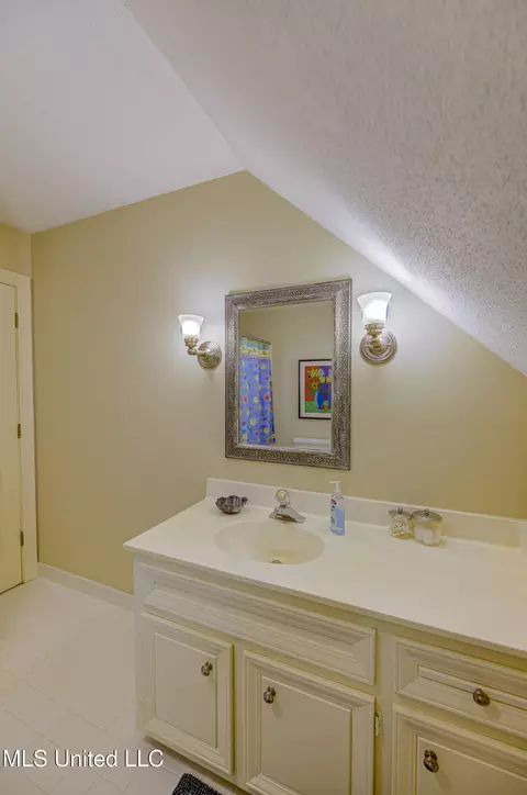 Bath - 6 Heritage Ct, Jackson, MS 39211 photo 10 of 12