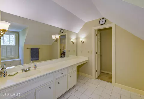Bath - 6 Heritage Ct, Jackson, MS 39211 photo 3 of 12