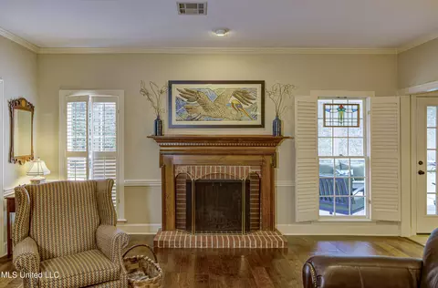 Living - 6 Heritage Ct, Jackson, MS 39211 photo 6 of 8