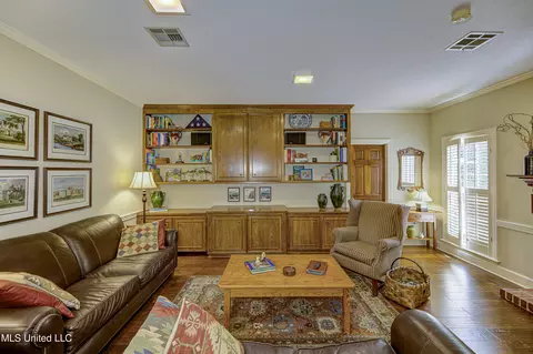 Living - 6 Heritage Ct, Jackson, MS 39211 photo 3 of 8