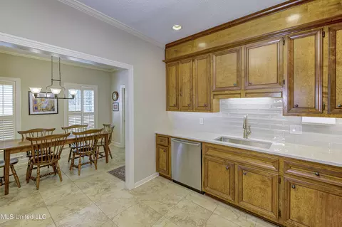 Kitchen - 6 Heritage Ct, Jackson, MS 39211 photo 2 of 7