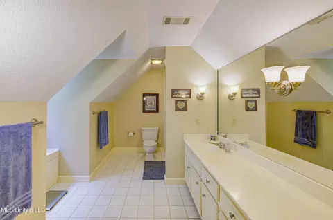 Bath - 6 Heritage Ct, Jackson, MS 39211 photo 1 of 12
