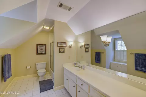 Bath - 6 Heritage Ct, Jackson, MS 39211 photo 2 of 12