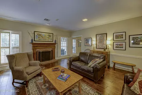 Living - 6 Heritage Ct, Jackson, MS 39211 photo 4 of 8