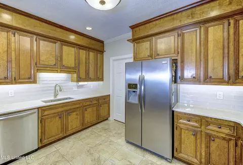 Kitchen - 6 Heritage Ct, Jackson, MS 39211 photo 3 of 7