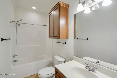 Bath - 409 Sand Stone Pl, Brandon, MS 39042 photo 4 of 4