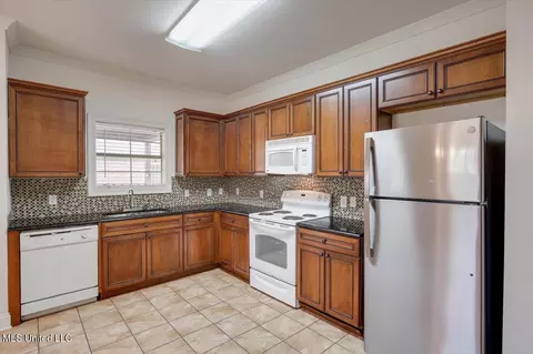 Kitchen - 409 Sand Stone Pl, Brandon, MS 39042 photo 2 of 2