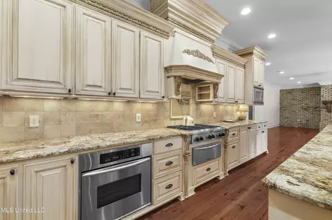 Kitchen - 5550 Springridge Rd, Raymond, MS 39154 photo 4 of 8