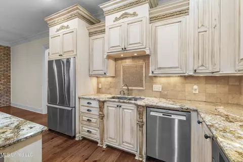 Kitchen - 5550 Springridge Rd, Raymond, MS 39154 photo 6 of 8
