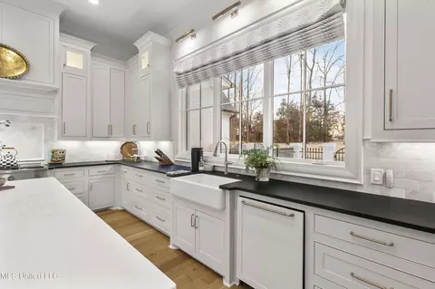 Kitchen - 409 Cedarmont Dr, Madison, MS 39110 photo 6 of 8