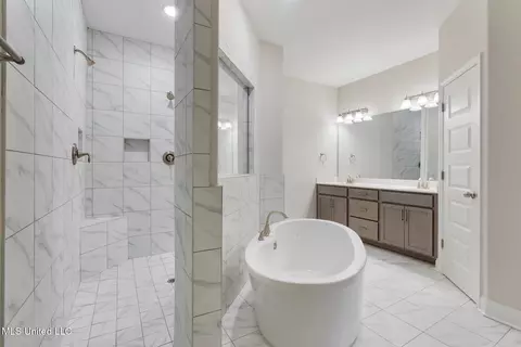 Bath - 2085 Gracie Rd, Hernando, MS 38632 photo 1 of 2