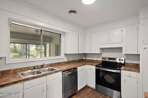 Kitchen - 1428 Chestnut Ln, Jackson, MS 39212 photo 1 of 1