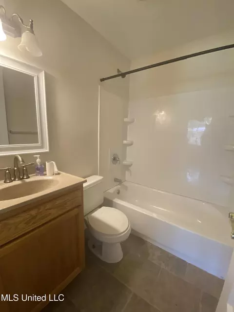 Bath - 6908 Barnes Rd, Moss Point, MS 39563 photo 2 of 2