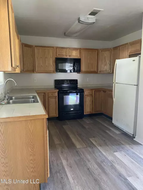 Kitchen - 6908 Barnes Rd, Moss Point, MS 39563 photo 1 of 2