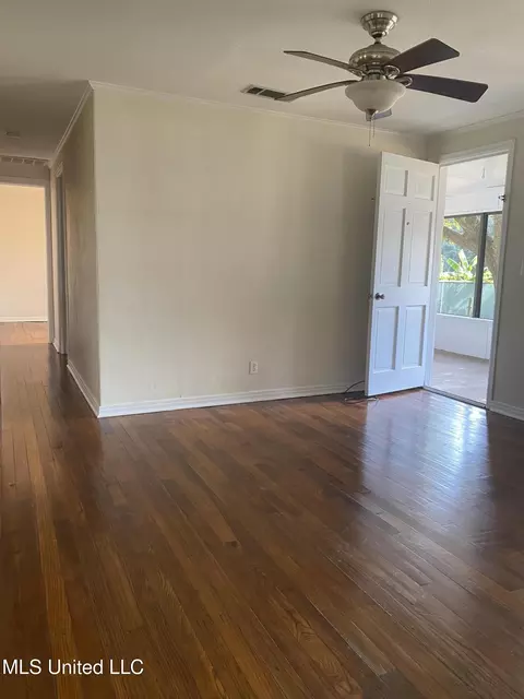 Living - 6908 Barnes Rd, Moss Point, MS 39563 photo 2 of 3