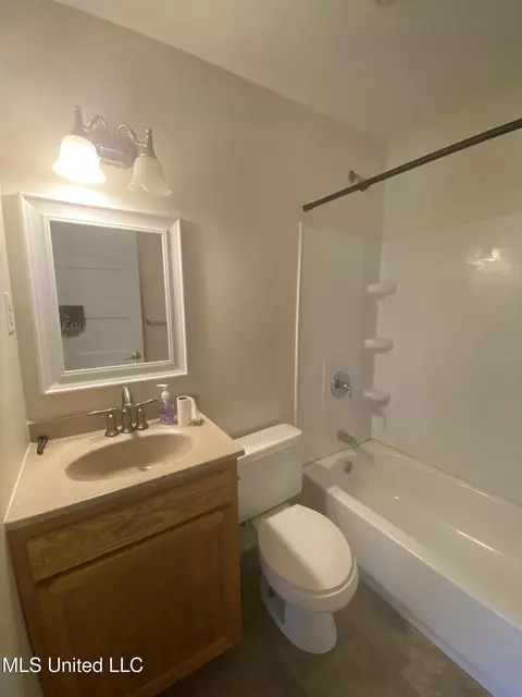 Bath - 6908 Barnes Rd, Moss Point, MS 39563 photo 1 of 2