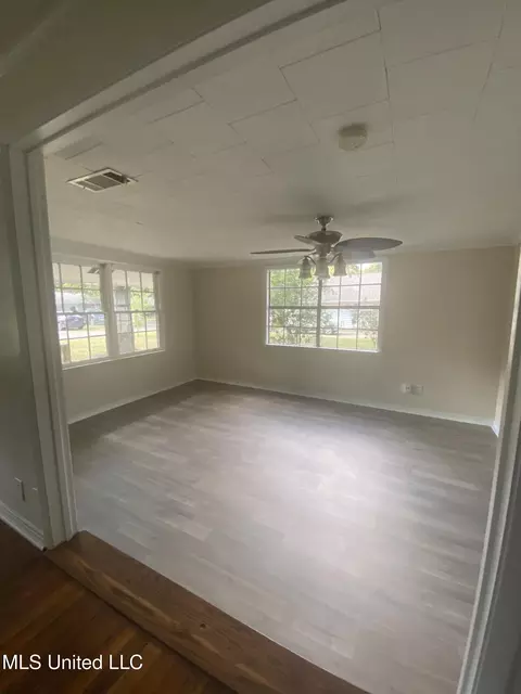 Living - 6908 Barnes Rd, Moss Point, MS 39563 photo 3 of 3