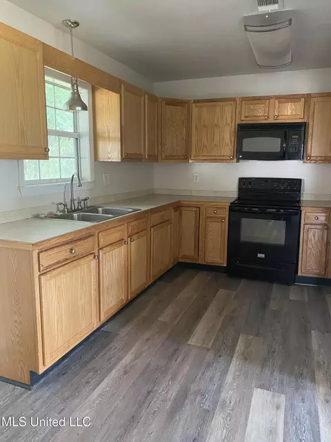 Kitchen - 6908 Barnes Rd, Moss Point, MS 39563 photo 2 of 2