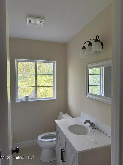 Bath - 2416 Paden St, Jackson, MS 39204 photo 3 of 7