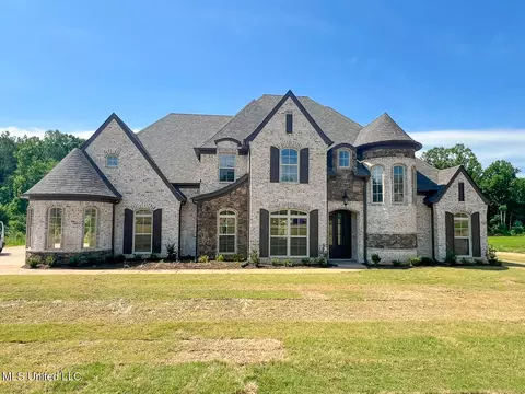 451 Poplar Ln, Holly Springs, MS 38635