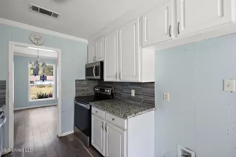 Kitchen - 1732 Southhaven Cir, Jackson, MS 39204 photo 2 of 2