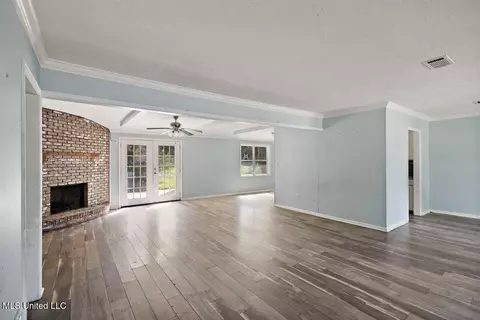 Living - 1732 Southhaven Cir, Jackson, MS 39204 photo 2 of 6