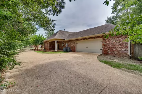 Exterior - 207 Keystone Pl, Brandon, MS 39042 photo 5 of 7