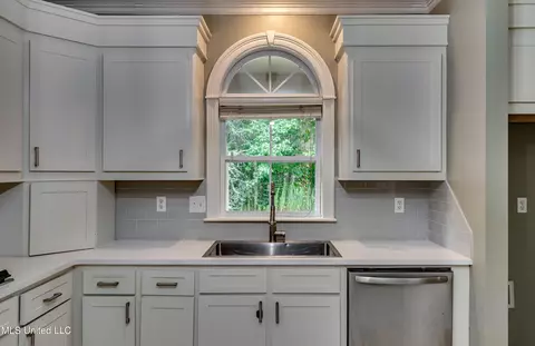 Kitchen - 207 Keystone Pl, Brandon, MS 39042 photo 4 of 5