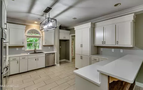 Kitchen - 207 Keystone Pl, Brandon, MS 39042 photo 2 of 5