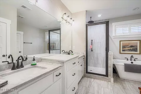 Bath - 3390 Hatton Dr, Nesbit, MS 38651 photo 1 of 3
