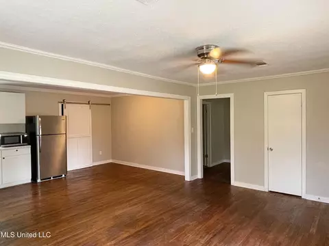 Living - 614 Naylor St, Carthage, MS 39051 photo 2 of 2