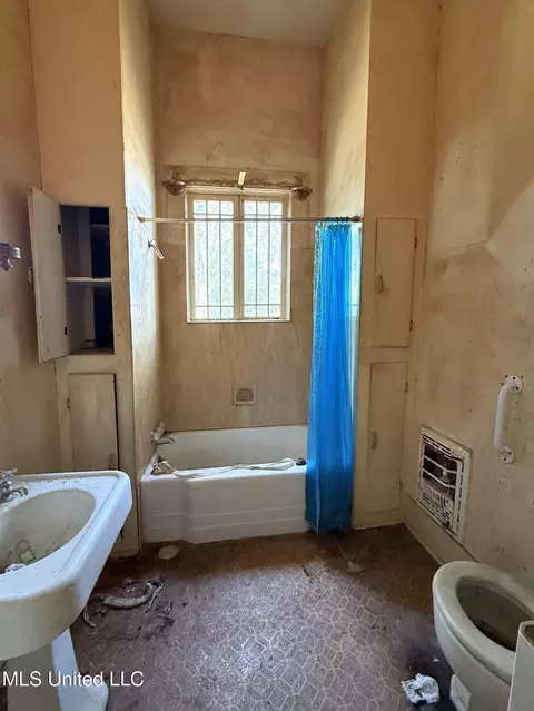 Bath - 104 S First St, Osyka, MS 39657 photo 1 of 1