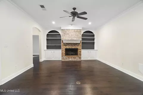 Living - 810 Cedar Trace Cv, Hernando, MS 38632 photo 2 of 3