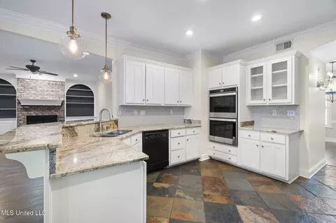 Kitchen - 810 Cedar Trace Cv, Hernando, MS 38632 photo 2 of 4