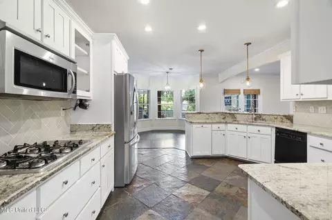 Kitchen - 810 Cedar Trace Cv, Hernando, MS 38632 photo 3 of 4