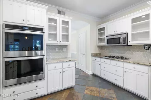 Kitchen - 810 Cedar Trace Cv, Hernando, MS 38632 photo 4 of 4