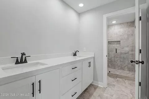 Bath - 4644 Taylor Trl, Hernando, MS 38632 photo 3 of 3