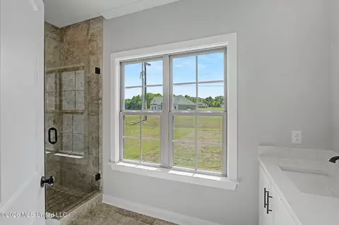Bath - 4644 Taylor Trl, Hernando, MS 38632 photo 2 of 3