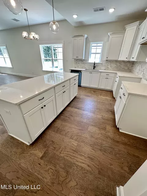 Kitchen - 1401 Creekside Ln, Hernando, MS 38632 photo 2 of 5