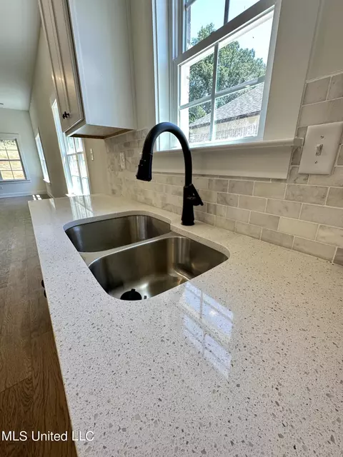 Kitchen - 1401 Creekside Ln, Hernando, MS 38632 photo 3 of 5