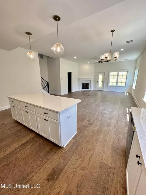 Living - 1401 Creekside Ln, Hernando, MS 38632 photo 1 of 1
