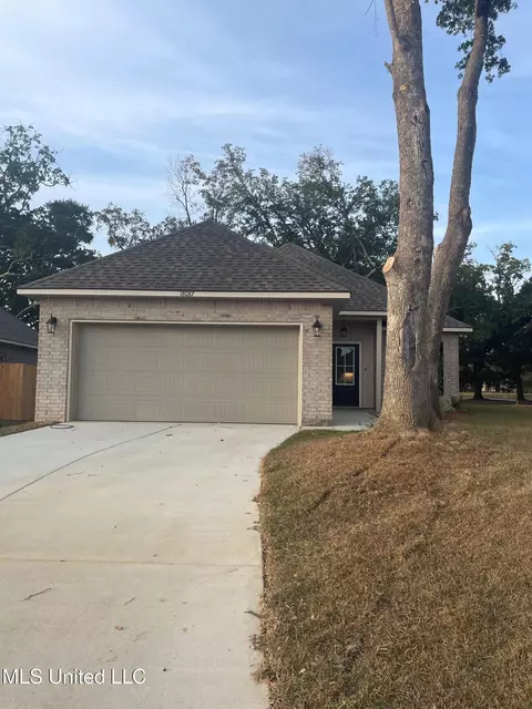 18087 Lakeshore Dr, Gulfport, MS 39503