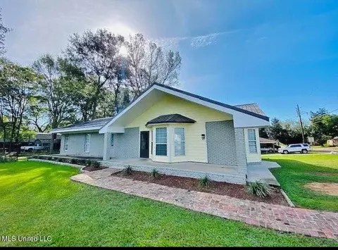 1102 Pearl River Ave, Mccomb, MS 39648