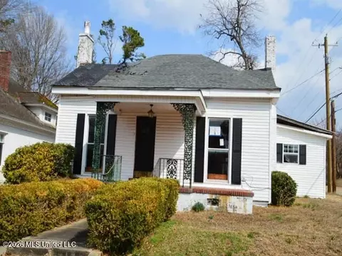 211 E Main St, New Albany, MS 38652