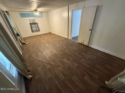 Living - 944 Liberty Rd, Natchez, MS 39120 photo 3 of 3